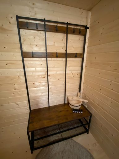 Die Garderobe im Saunavorraum