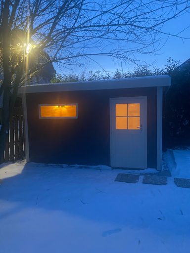 das Saunahaus im Garten vom Witte Huus bei Dunkelheit