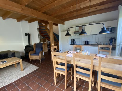 Blick Richtung Essplatz, Küchenzeile und Kamin