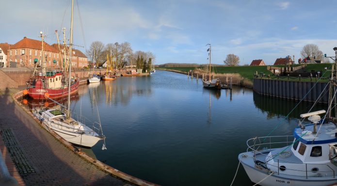 Blick auf einen malerischen Hafen mit Booten und umliegenden Gebäuden.